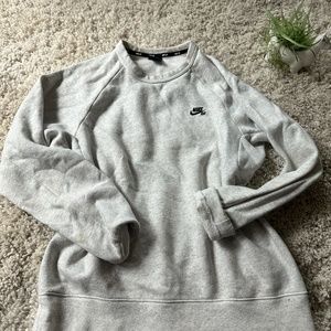 Nike SB cute lightest grey comfy streetwear athletic brand crewneck swea…